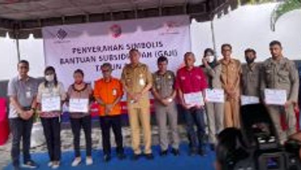 Bupati Ende Lakukan Penyerahan Simbolis Bantuan Subsidi Upah Tahun 2022