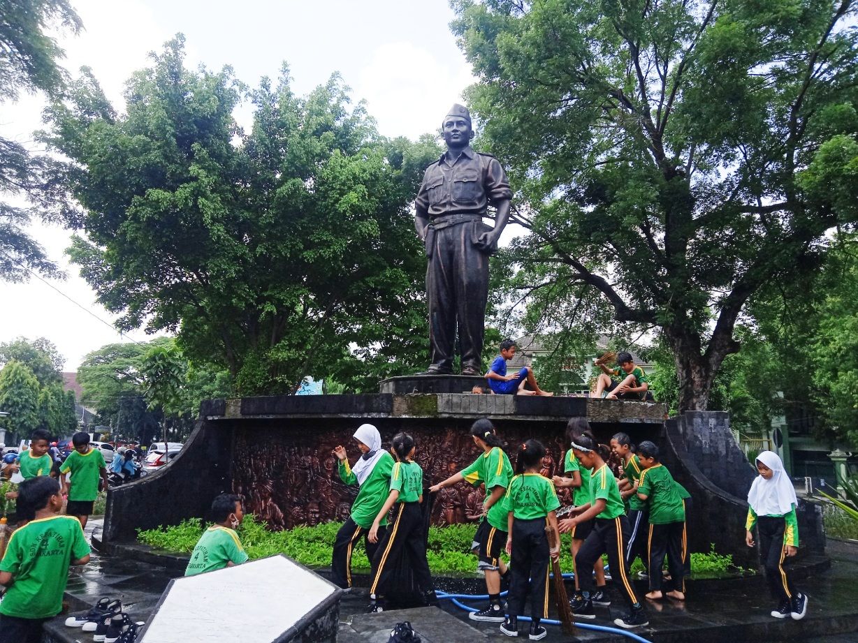 Sambut Hari Pahlawan, Siswa SDN Kepatihan Solo Bersihkan Monumen Mayor Achmadi