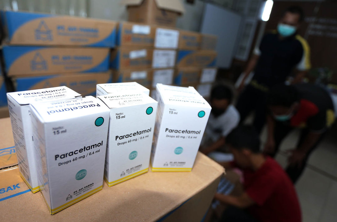 Nampak petugas UPT Farmasi Dinas Kesehatan Kota Tangerang sedang melakukan pendataan obat sirup yang ditarik dari seluruh Puskesmas wilayah Kota Tangerang, 8 November 2022. Foto : Panji Asmoro/TrenAsia