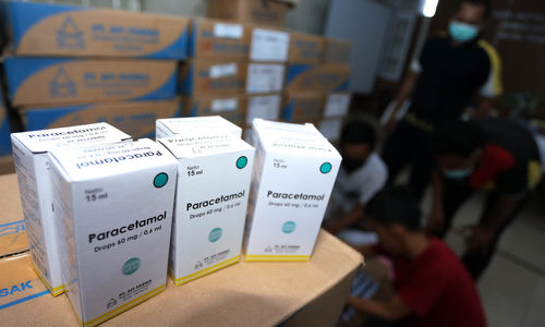 Nampak petugas UPT Farmasi Dinas Kesehatan Kota Tangerang sedang melakukan pendataan obat sirup yang ditarik dari seluruh Puskesmas wilayah Kota Tangerang, 8 November 2022. Foto : Panji Asmoro/TrenAsia