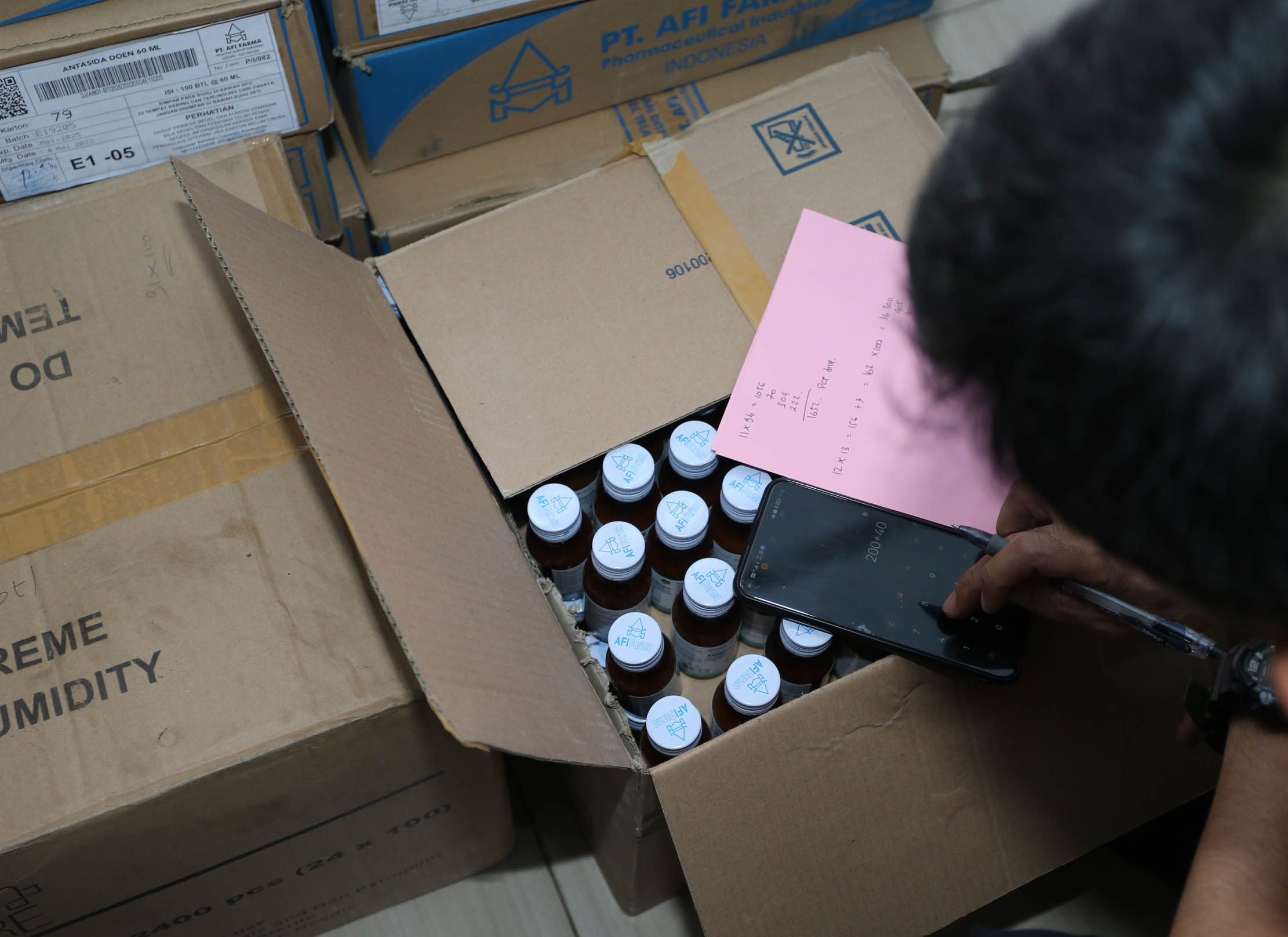 Nampak petugas UPT Farmasi Dinas Kesehatan Kota Tangerang sedang melakukan pendataan obat sirup yang ditarik dari seluruh Puskesmas wilayah Kota Tangerang, 8 November 2022. Foto : Panji Asmoro/TrenAsia