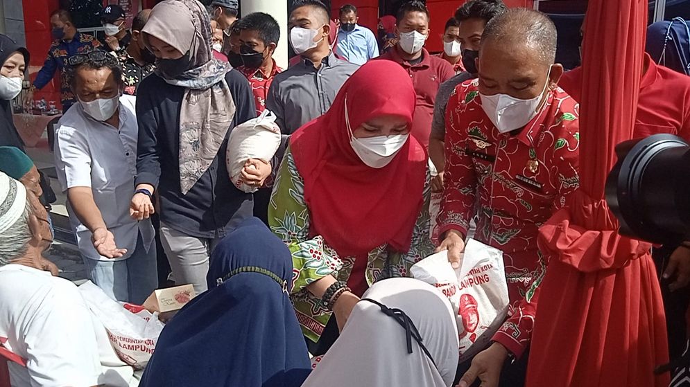 Wali kota Bandar Lampung Eva Dwiana saat membagikan bantuan beras kepada Keluarga Penerima Manfaat (KPM).