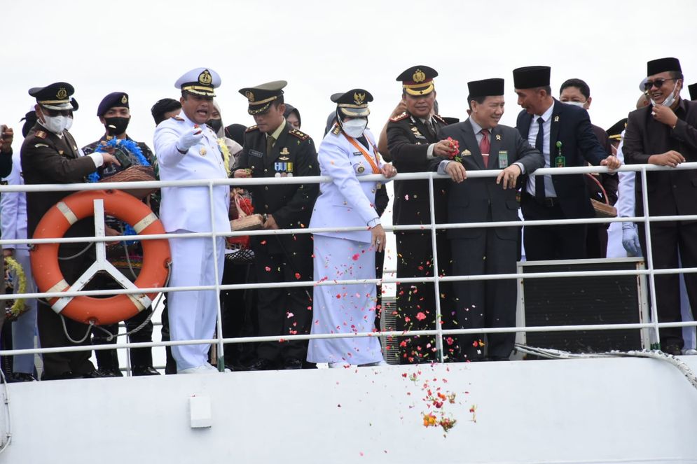 Wali Kota Bandar Lampung Eva Dwiana bersama Forkopimda menggelar tabur bunga di Dermaga B PT Pelindo Panjang pada Kamis, 10 November 2022.