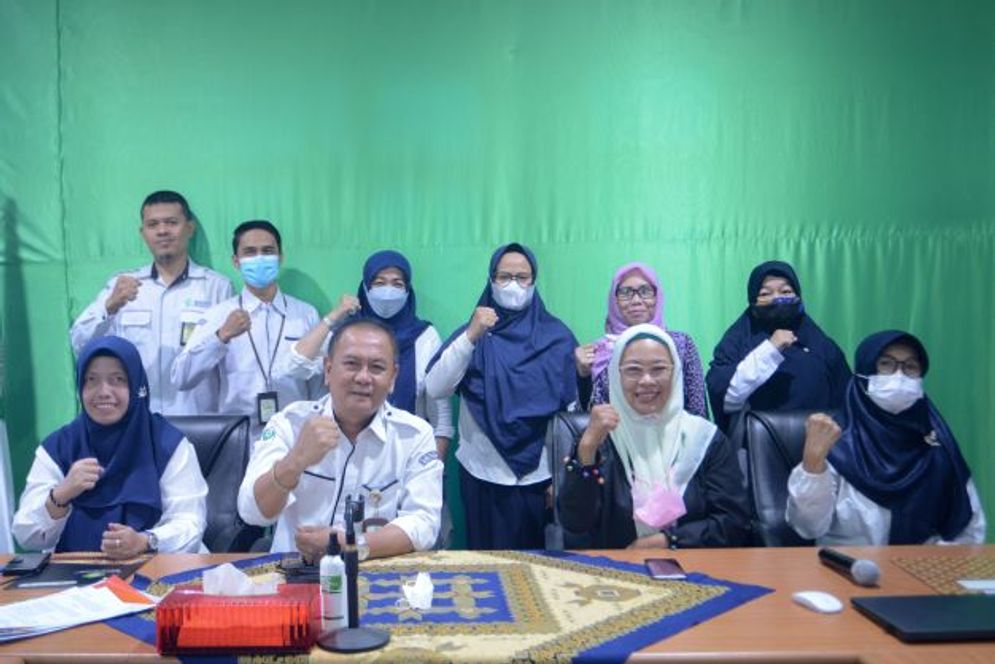 Direktur Poltekkes Kemenkes Palembang, Muhamad Taswin, S.SI, Apt, MM, M.Kes  (2 kiri) foto bersama narasumber dan peserta serta panitia Pelatihan Jurnalistik Dasar Menulis artikel dan Fotografi Dokumentasi Informasi Publik bagi PPID dan Pengelola di lingkungan Poltekkes Kemenkes, Palembang