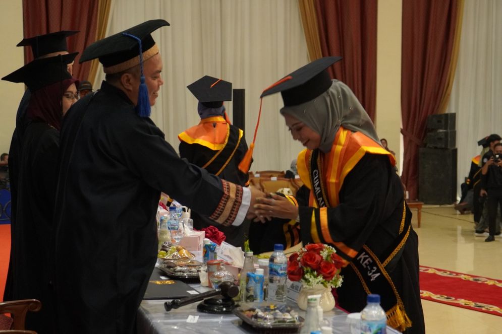 Institut Informatika dan Bisnis (IIB) Darmajaya mewisuda 490 mahasiswa dari program sarjana dan pasacasarjana dalam wisuda XXXIV.