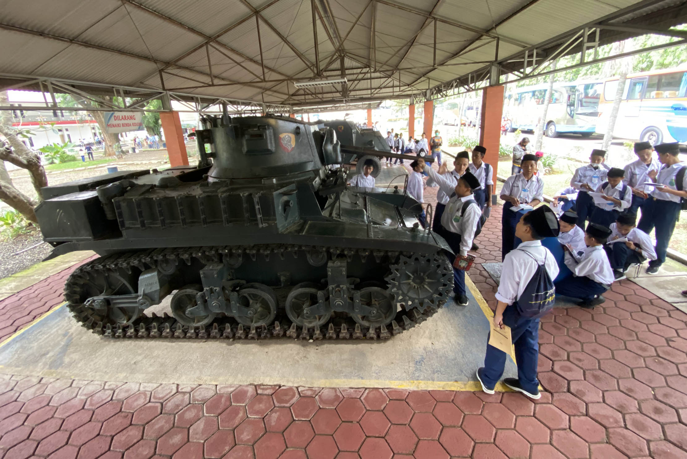 Nampak sejumlah pelajar tengah mengunjungi Museum Satria Manggala dalam rangka memperingati Hari Pahlawan 10 November. Foto : Panji Asmoro/TrenAsia