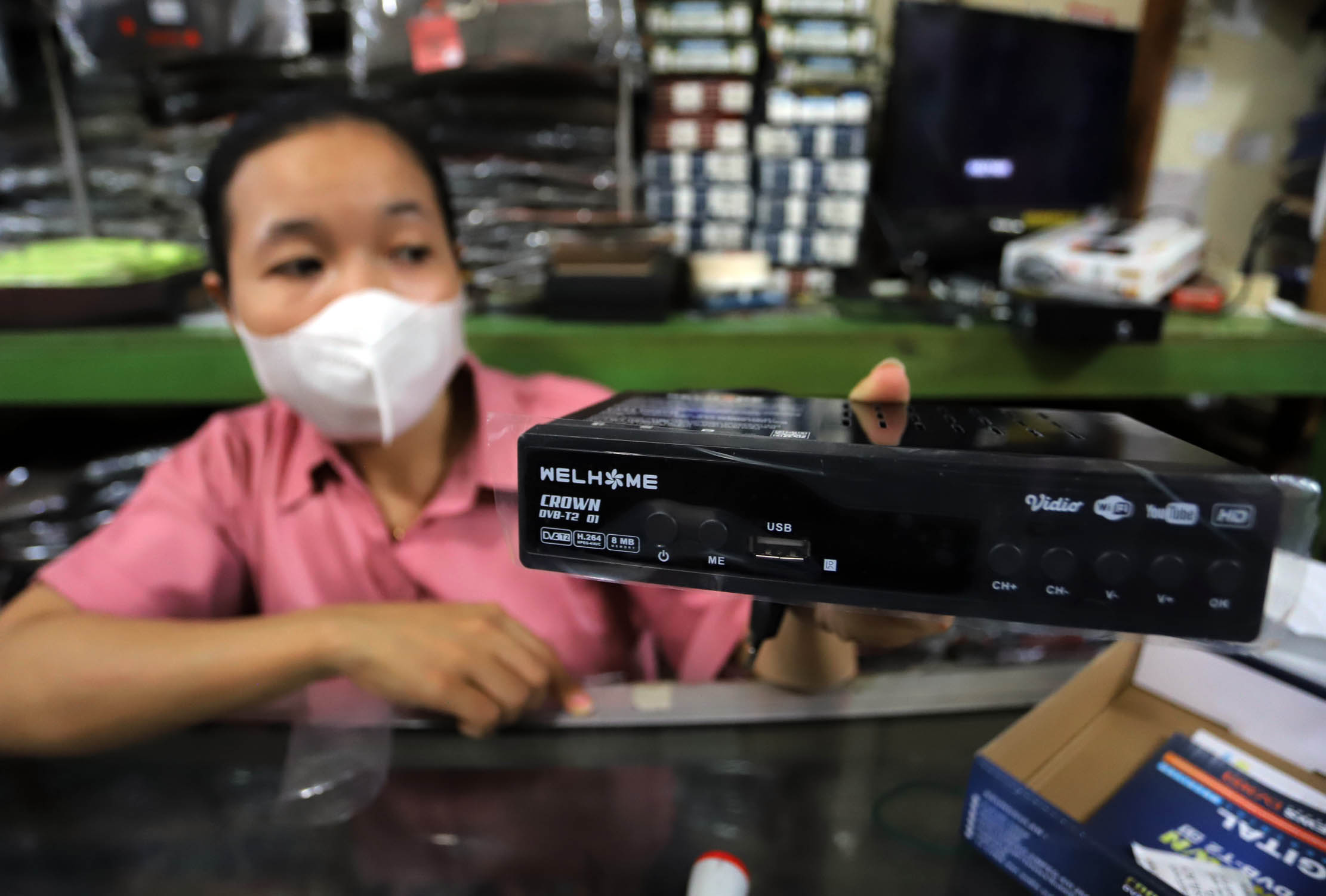 Nampak pedagang melayani pembeli set top box (STB) TV Digital di pusat elektronik Pasar Kebayoran Lama, Jakarta, Kamis 10 November 2022. Pekani pertama migrasi tv analog ke tv digital membuat penjualan STB meningkat pesat. Foto : Panji Asmoro/TrenAsia