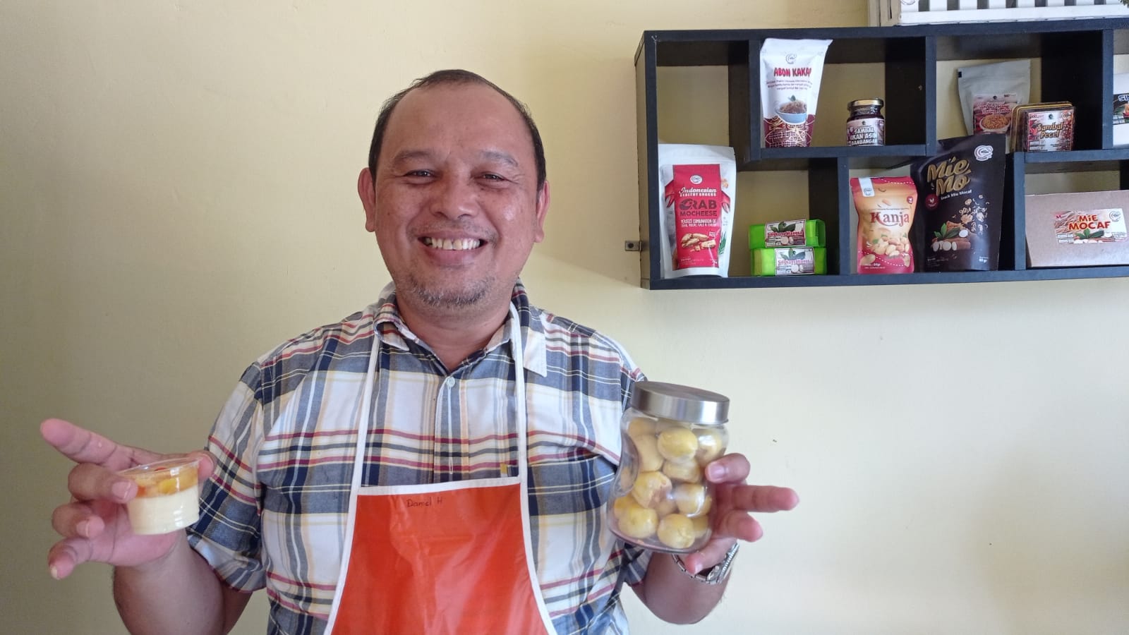 Danieal Hasugian, pengusaha Brownies Batubara yang mampu bangkit dari pandemi Covid-19. Foto: Ferry Cahyanti/Ibukotakini.com