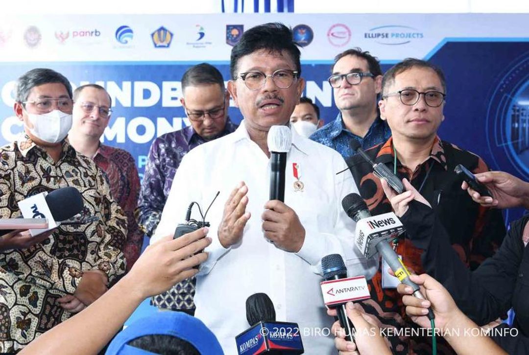 https://web.kominfo.go.id/sites/default/files/kominfo-menteri-johnny-groundbreaking-PDN-Cikarang-AYH-19A.jpg