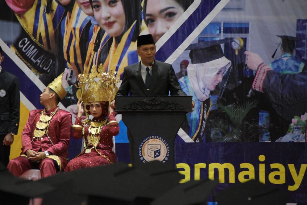 Kepala Lembaga Layanan Pendidikan Tinggi (LLDikti) Wilayah II, Prof. Iskhaq Iskandar, M.Sc saat menghadiri wisuda ke-34 IIB Darmajaya.