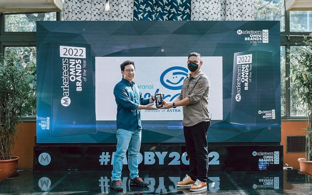 Chief Digital Officer Asuransi Astra, Teddy Suryawan menerima penghargaan Marketeers OMNI Brands of The Year 2022 untuk kategori New Product.