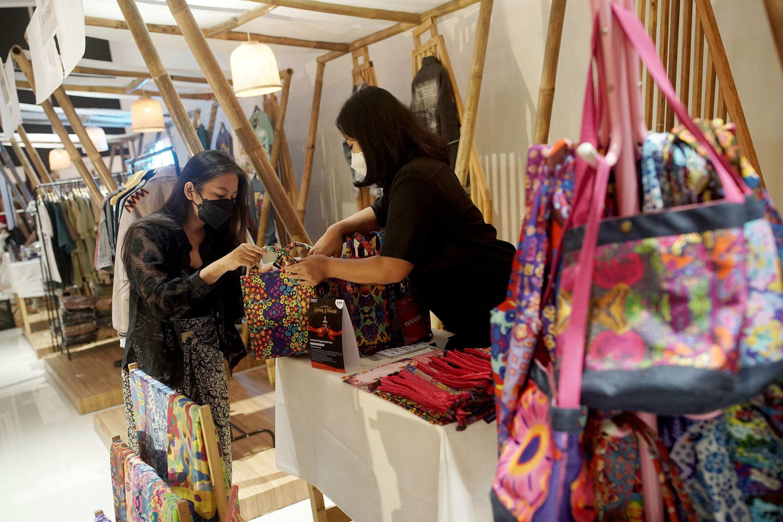 Pengunjung melihat produk disalah salah stan peserta pada Festival UMKM #banggalokal saat berlangsungnya Pagelaran Sabang  Merauke di Ciputra Artpreneur, Jakarta, Sabtu, 12 November 2022. Foto: Panji Asmoro/TrenAsia