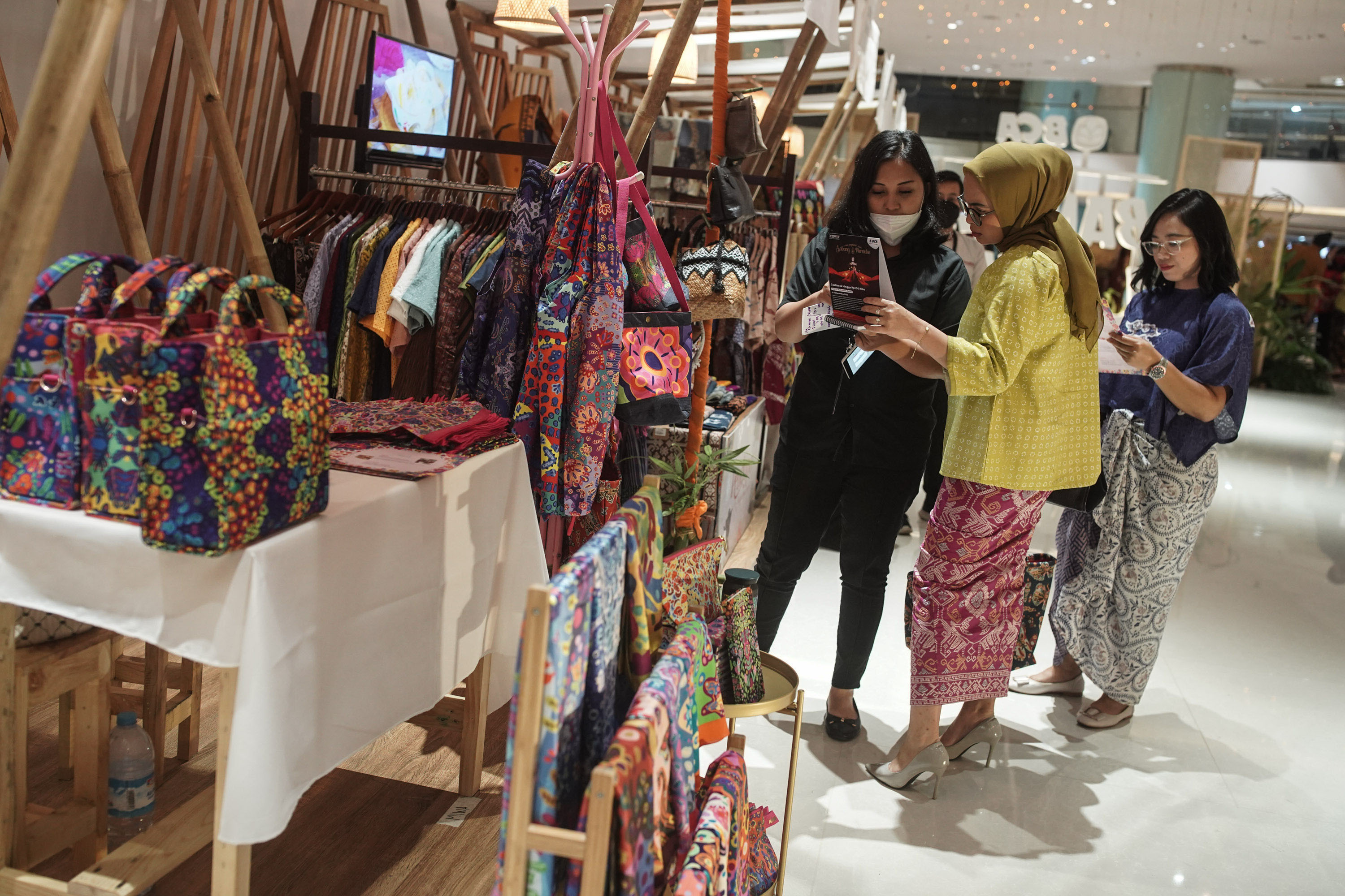 Pengunjung melihat produk disalah salah stan peserta pada Festival UMKM #banggalokal saat berlangsungnya Pagelaran Sabang  Merauke di Ciputra Artpreneur, Jakarta, Sabtu, 12 November 2022. Foto: Panji Asmoro/TrenAsia