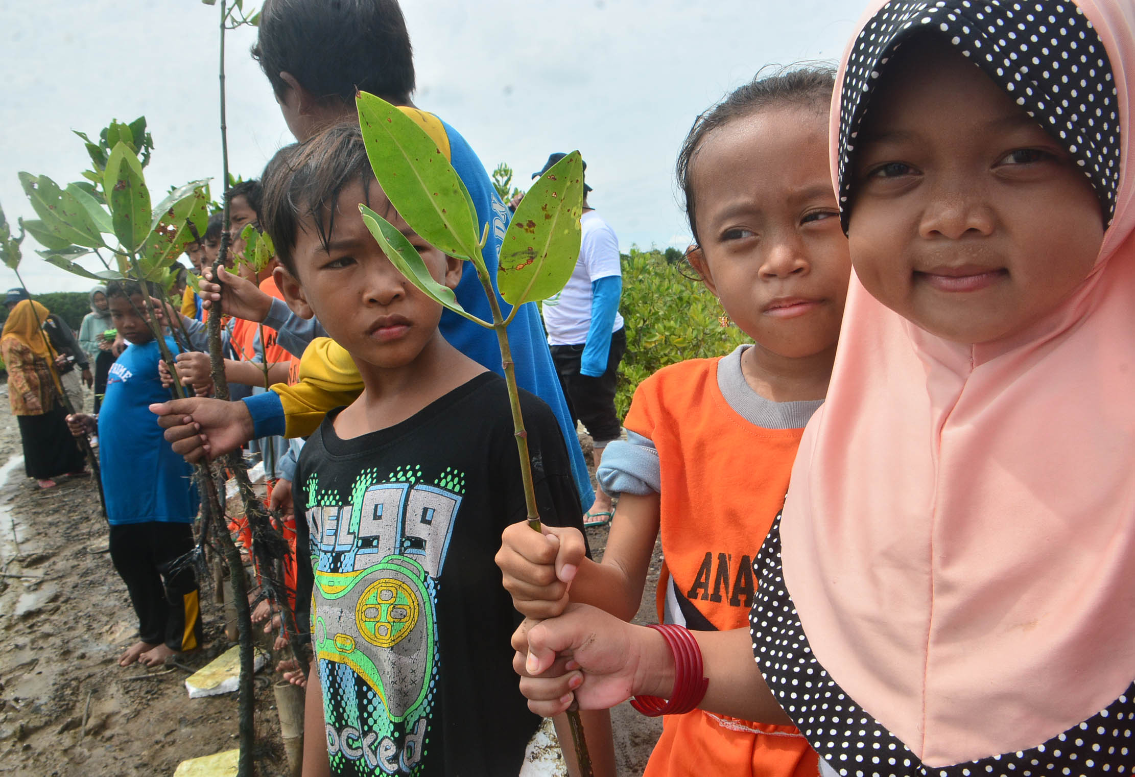 Jurnalis Mancing Indonesia saat menggelar kegiatan penanaman mangrove dan sejumlah kegiatan sosial di Desa Ambalu Kabupaten Cirebon Jawa Barat, 12 November 2022. Foto : Panji Asmoro/TrenAsia