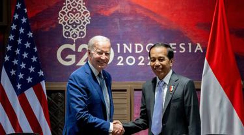 Presiden Joko Widodo bersalaman dengan Presiden Amerika Serikat (AS) Joe Biden saat mengadakan pertemuan bilateral di Nusa Dua, Bali Senin, 14 November 2022.