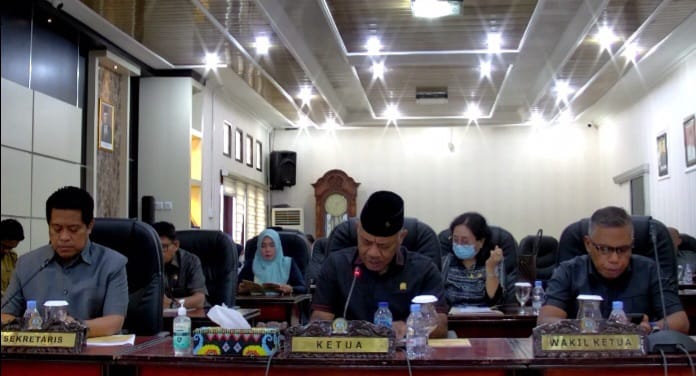 Wakil Ketua DPRD Balikpapan Budiono memimpin jalannya Rpat Paripurna ke-25 masa Sidang III Tahun 2022 melalui video conference yang dilaksanakan pada, Senin (14/11/2022).