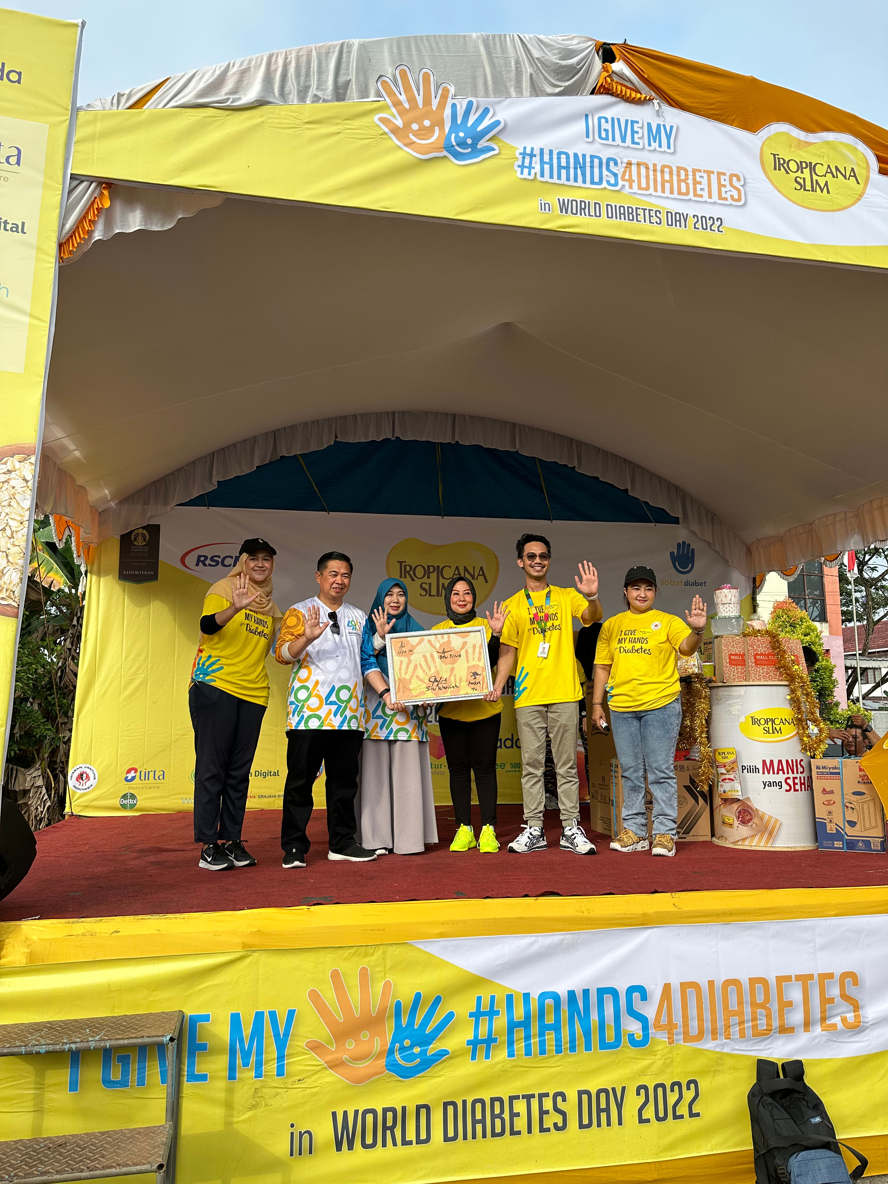 Tropicana Slim bersama YJI, Walikota & TP PKK Kota Banjarmasin menandatangin petisi untuk sebagai dukungan untuk Komunitas Sobat Diabet Indonesia. (foto: Nutrifood)