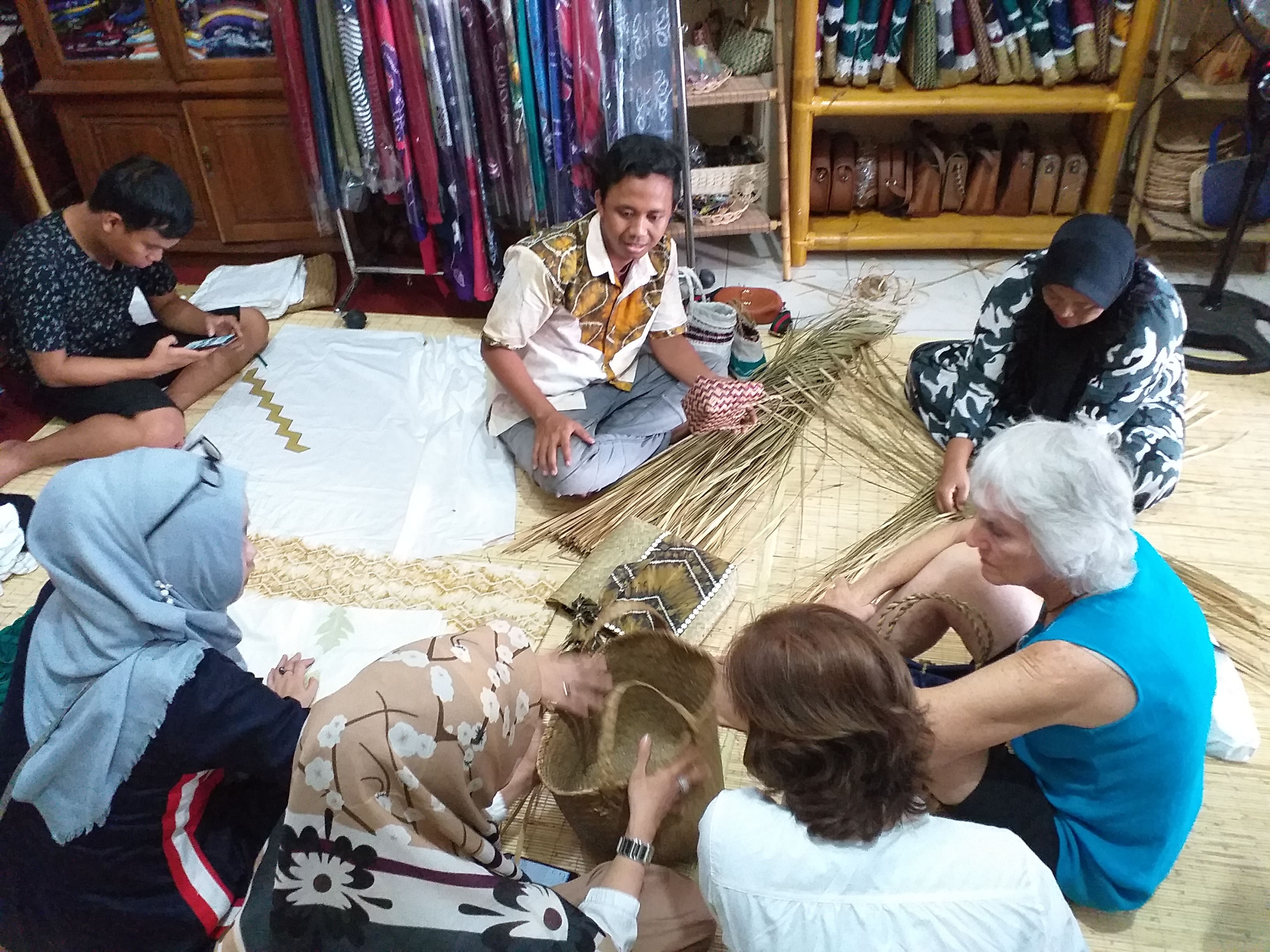 Aripin (tengah) saat memberikan pelatihan di rumah kreatif. Foto: dok rk
