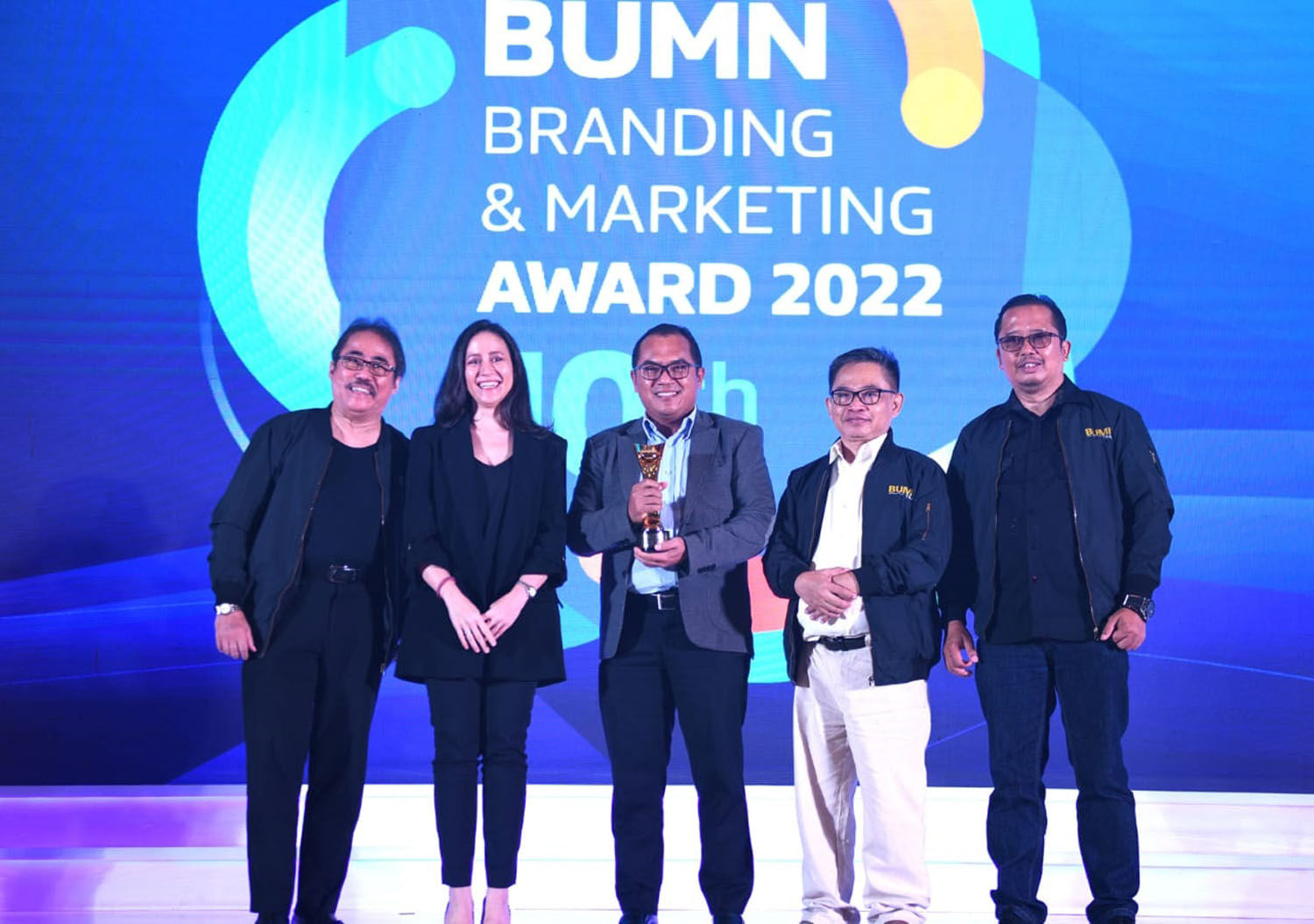 Direktur Human Capital, Compliance, & Legal PT Bank Tabungan Negara (Persero) Tbk. Eko Waluyo saat menerima penghargaan di ajang BUMN Branding & Marketing Award 2022 di Jakarta, 9 November 2022. Foto : Dok BTN