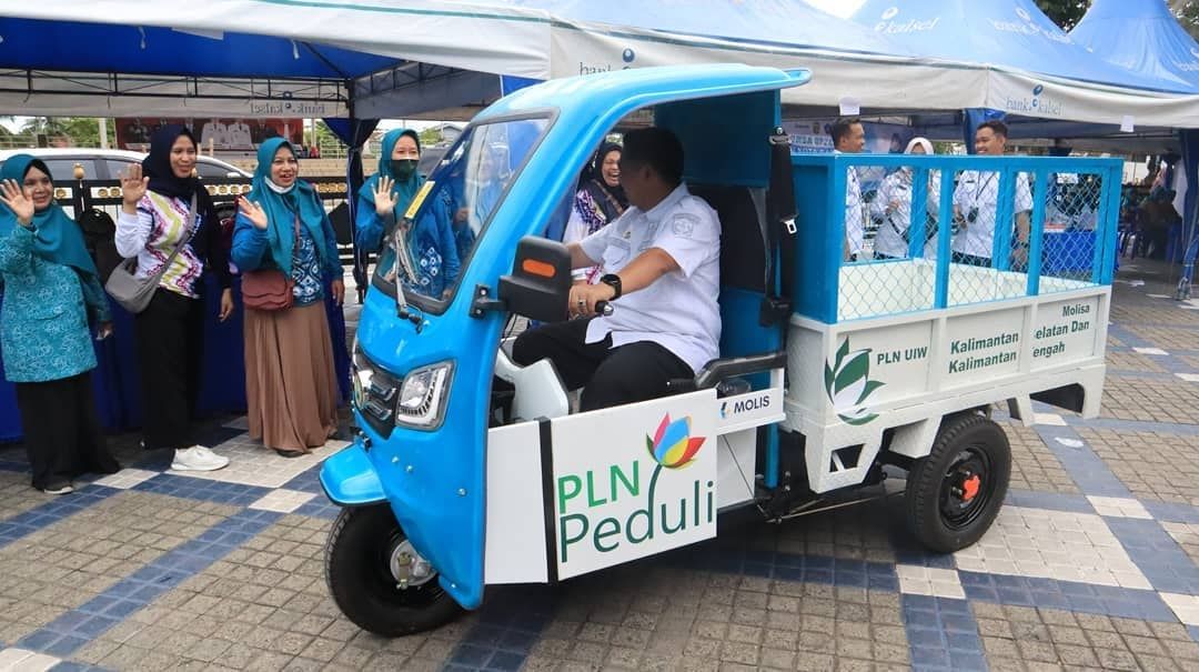 PLN Kalselteng memberikan hibag satu buah mobil listrik pengangkut sampah kepada Pemko Banjarmasin. (Foto : Diskominfo Banjarmasin)