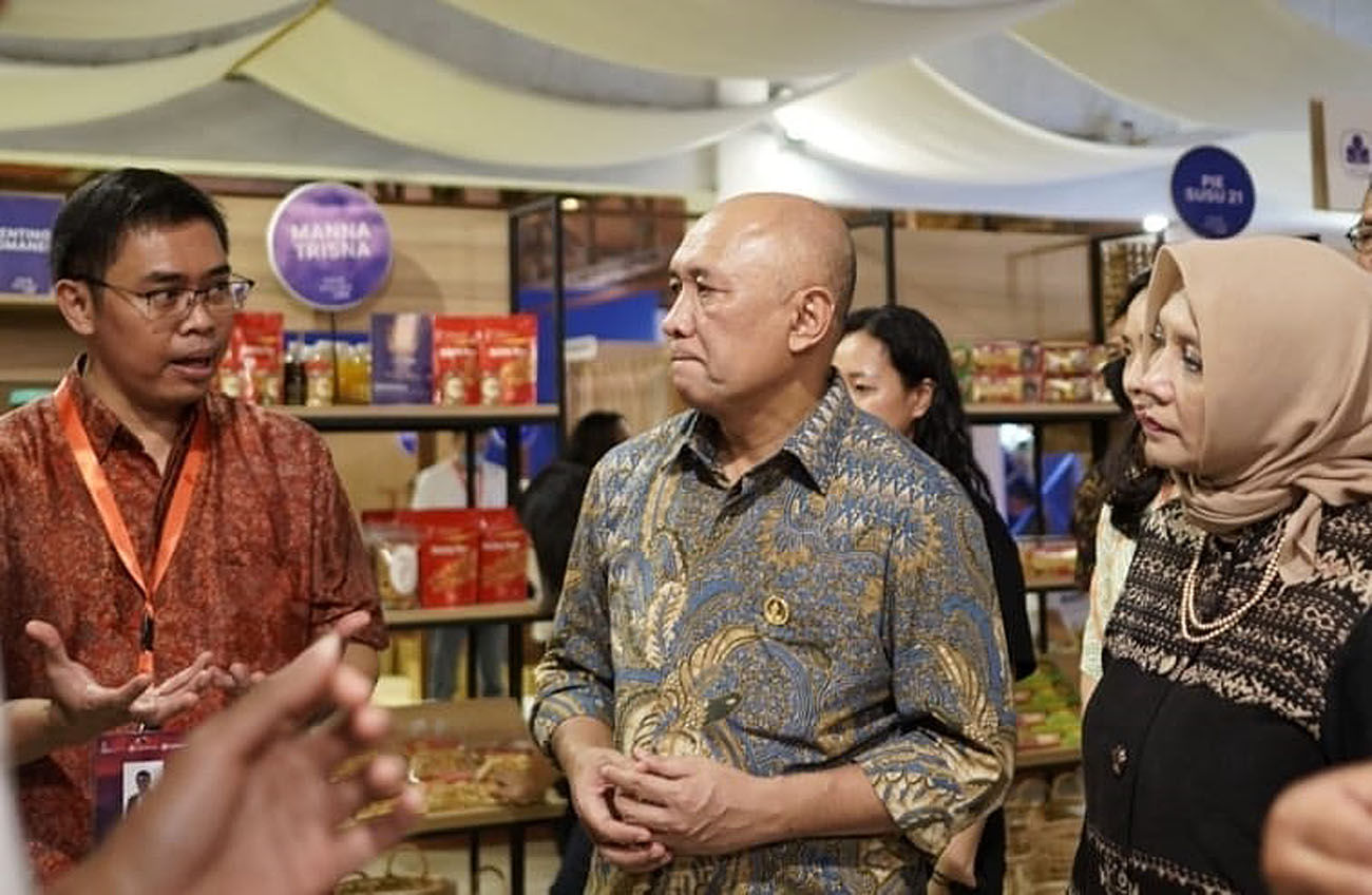 Menteri Koperasi dan UMKM Teten Masduki didampingi EVP Transaction Banking Business Development BCA I Ketut Alam Wangsawijaya saat meninjau area BCA di Pasar Nusa Dua, Bali Collection, Kawasan ITDC Nusa Dua, Bali, Jumat 11 November 2022. Foto : Dok BCA