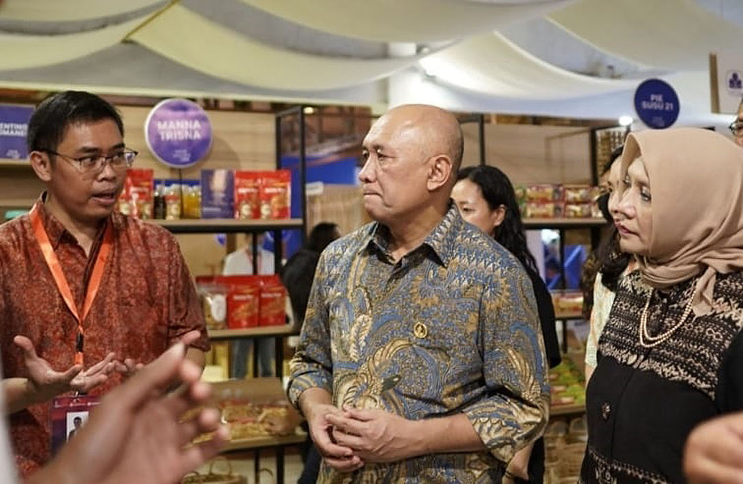 Menteri Koperasi dan UMKM Teten Masduki (tengah) bersama EVP Transaction Banking Business Development BCA I Ketut Alam Wangsawijaya (kanan) meninjau area BCA di Pasar Nusa Dua, Bali Collection, Kawasan ITDC Nusa Dua, Bali, Jumat 11 November 2022. Foto : Dok BCA