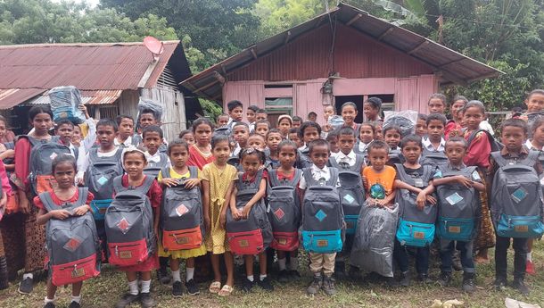 Yayasan Vinea Dei Jakarta Sumbang Perlengkapan Sekolah untuk 118 Siswa SDK St A Paolo Ratesuba