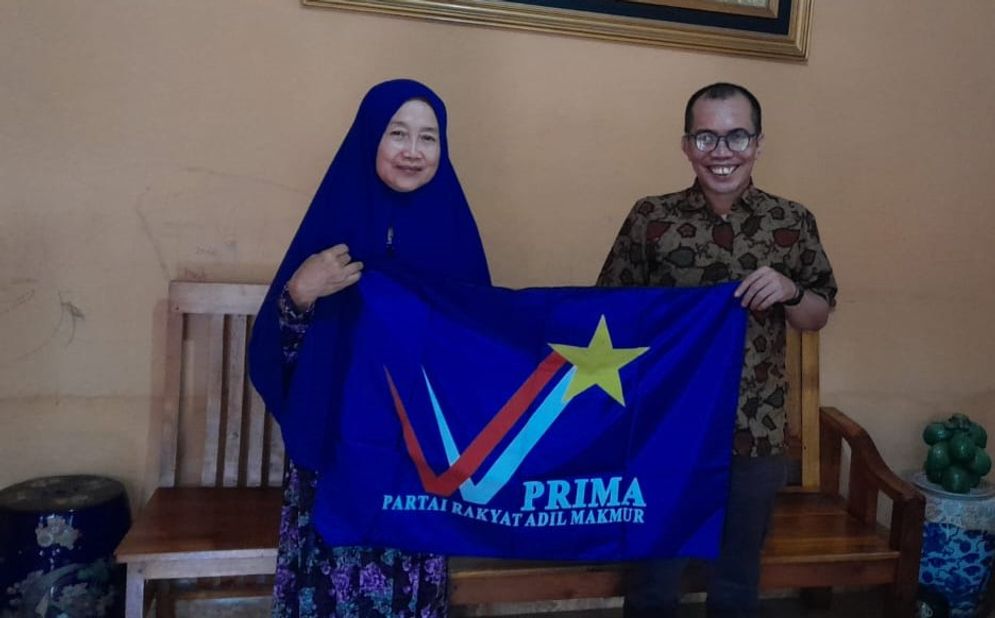 Salah satu pimpinan Partai Prima Sumsel, Siti Rokhani (kiri)