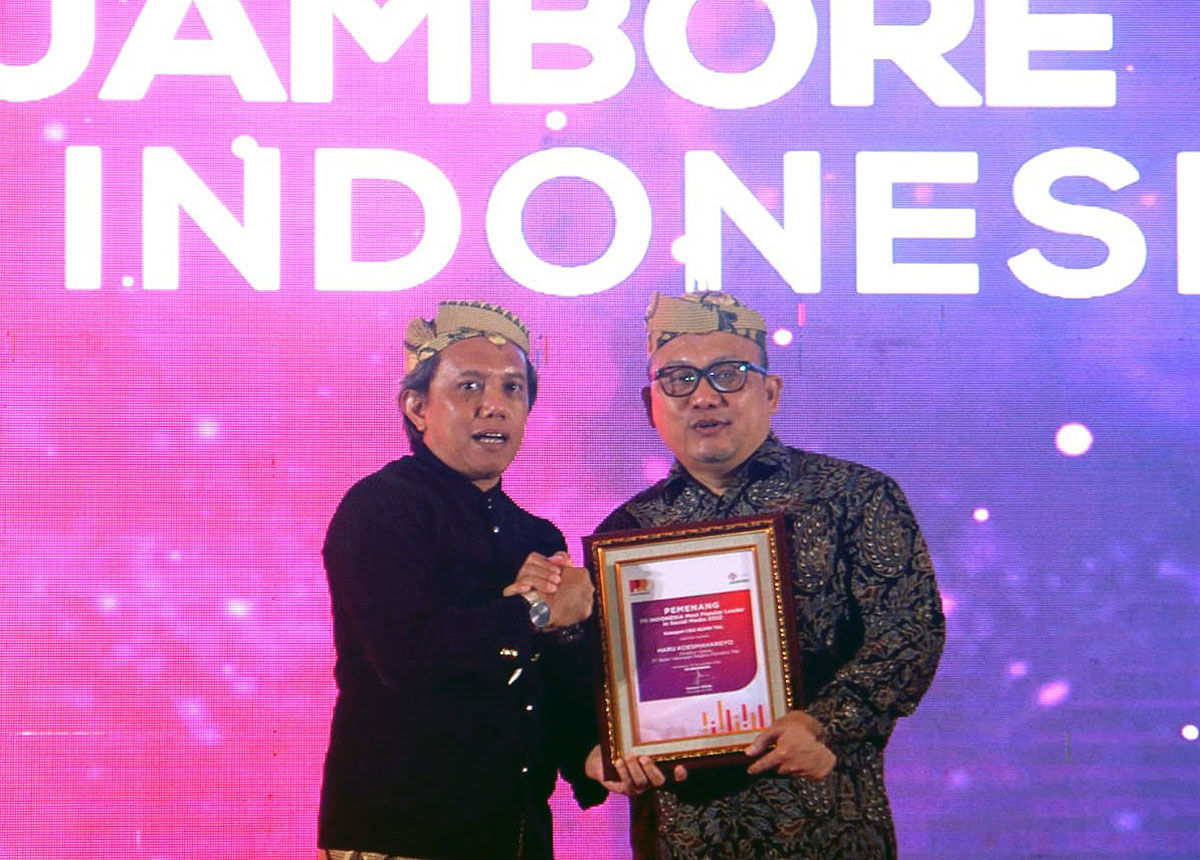 Head of Corporate Communication Bank BTN Dody Agoeng mewakili Direktur Utama Bank BTN Haru Koesmahargyo saat menerima penghargaan dalam ajang Jambore PR Indonesia (Jampiro) di Surabaya, Jawa Timur, akhir pekan lalu. Foto : Dok BTN