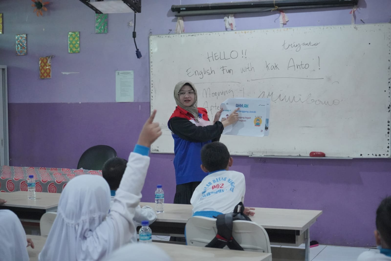 Sukarelawan Pertamina mengajar ke sejumlah Sekolah Dasar di Balikpapan.  