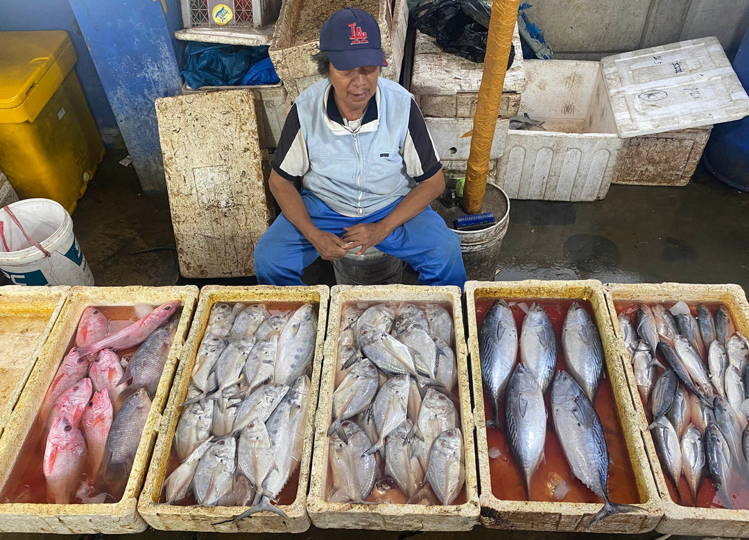 Nampak pembeli tengah memilih berbagai macam jenis ikan dan hewan laut lainnya seperti udang,cumi,kepiting dan lainnya di kawasan Muara Karang Jakarta Utara, Sabtu 19 November 2022. Foto : Panji Asmoro/TrenAsia