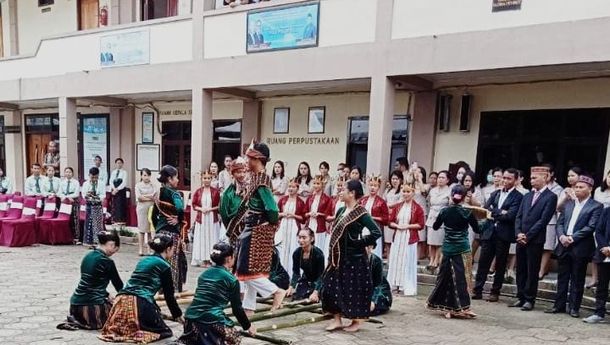 Sambut Direktur PSMK dan Rombongan, Siswa SMK Sadar Wisata Ruteng Pentaskan Tarian 'Rangkuk Alu' 
