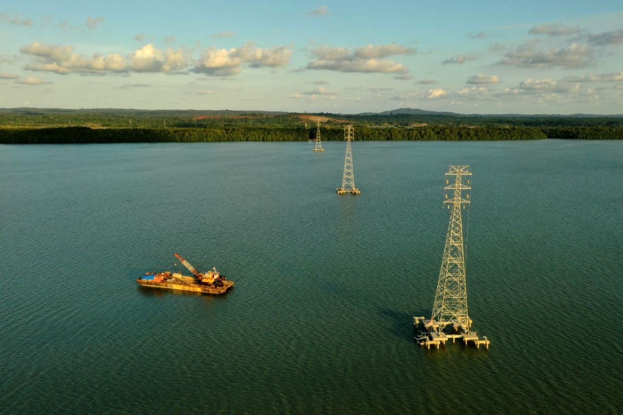 PLN Operasikan SUTT 150 kV Lintasi Selat Sebuku di Kalsel, Manfaatkan 86,7 Persen TKDN.jpeg