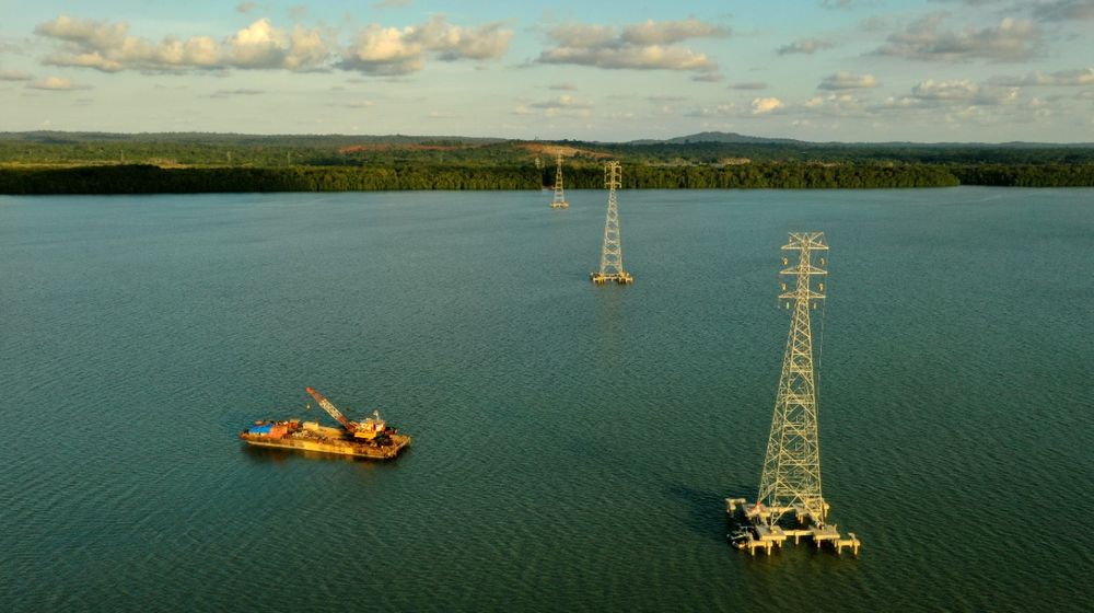 PLN Operasikan SUTT 150 kV Lintasi Selat Sebuku di Kalsel, Manfaatkan 86,7 Persen TKDN.jpeg