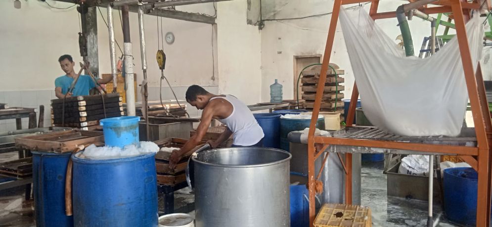 Upaya dalam mengatasi kenaikan harga kedelai tersebut para produsen pembuat tahu akhirnya memilih mengurangi ukuran tahu dan jumlah produksi yang biasa dijual ke konsumen.