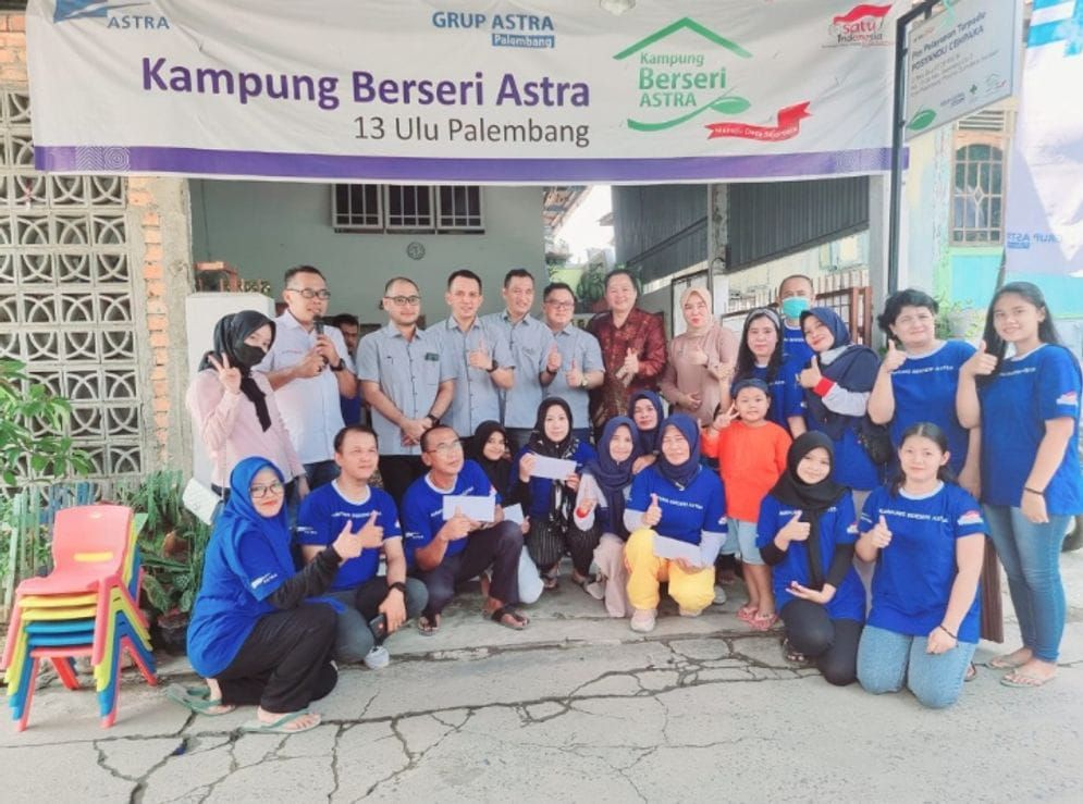 Ketua Koordinator Astra Grup Palembang, Roiril Arfos bersama pengurus lainnya berfoto bersama dengan pemenang lomba mural di KBA