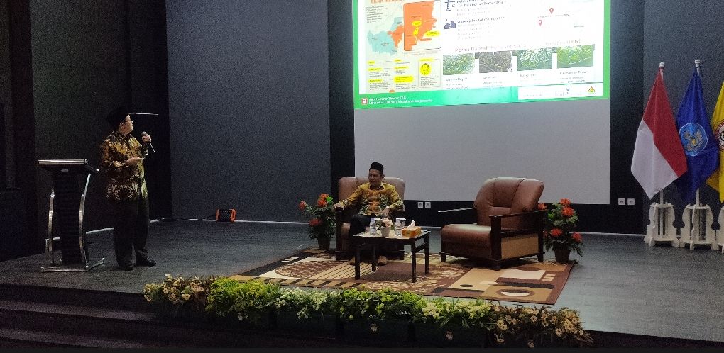 Komisaris Utama PT Pelayaran Nasional Indonesia (PELNI) Dr KH Ali Masykur Musa mengisi kuliah umum di Lecture Theatere Fakultas Ekonomi dan Bisnis Universitas Lambung Mangkurat. (Foto : Ahmad Husaini)
