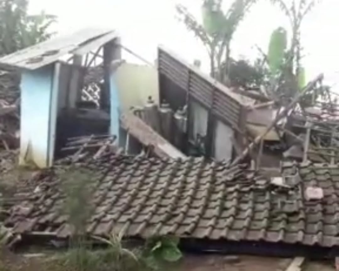 Salah satu rumah warga yang rusak akibat gempa di Cianjur, Jawa Barat. 