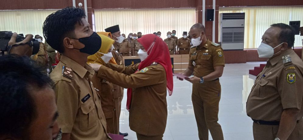 Wali Kota Bandar Lampung serahkan petikan keputusan kenaikan pangkat kepada 351 Pegawai Negeri Sipil (PNS).