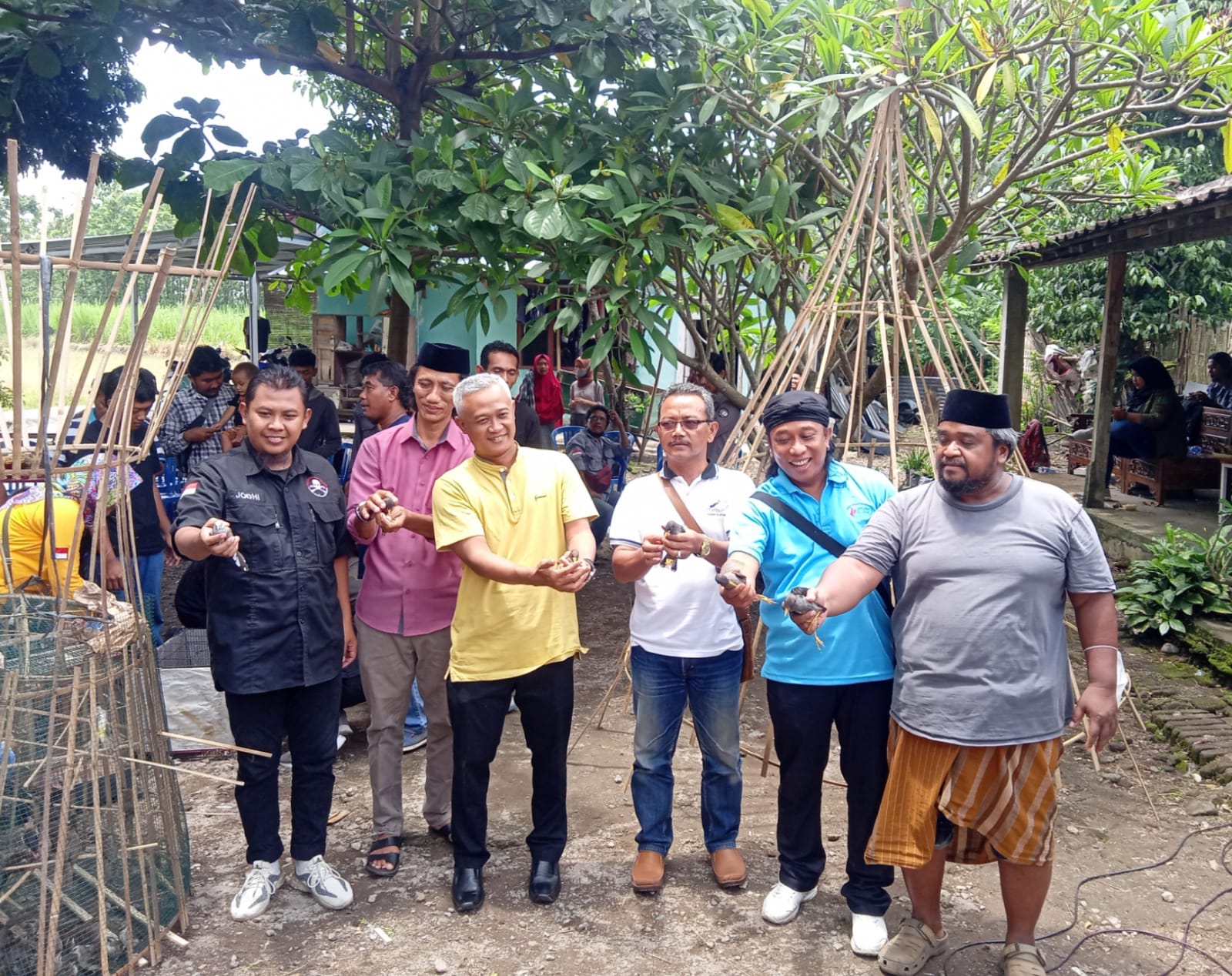 Ketua PBI Cabang Klaten, Supriyanto (keempat dari kanan), pemerhati burung Sigit Marwanta (keempat dari kanan) bersama warga Dukuh Sekaran melepasliarkan lebih 150 ekor burung di kampung itu, Minggu (20/11).