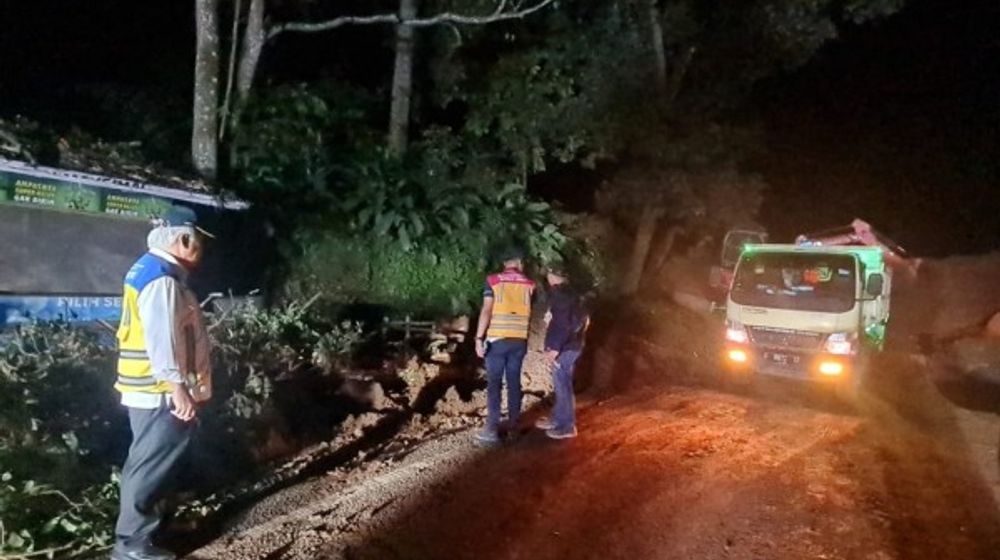 tinjau-penanganan-longsoran-di-jalan-nasional-cianjur-puncak-menteri-basuki-insha-allah-terbuka-siang-ini-WhatsApp Image 2022-11-22 at 8.44.08 AM.jpeg