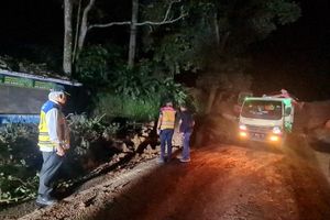 tinjau-penanganan-longsoran-di-jalan-nasional-cianjur-puncak-menteri-basuki-insha-allah-terbuka-siang-ini-WhatsApp Image 2022-11-22 at 8.44.08 AM.jpeg