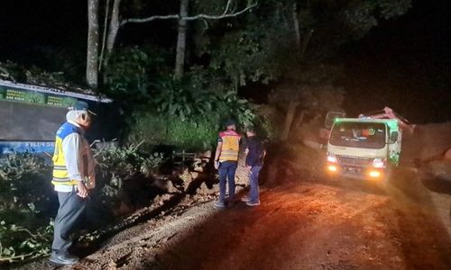 tinjau-penanganan-longsoran-di-jalan-nasional-cianjur-puncak-menteri-basuki-insha-allah-terbuka-siang-ini-WhatsApp Image 2022-11-22 at 8.44.08 AM.jpeg