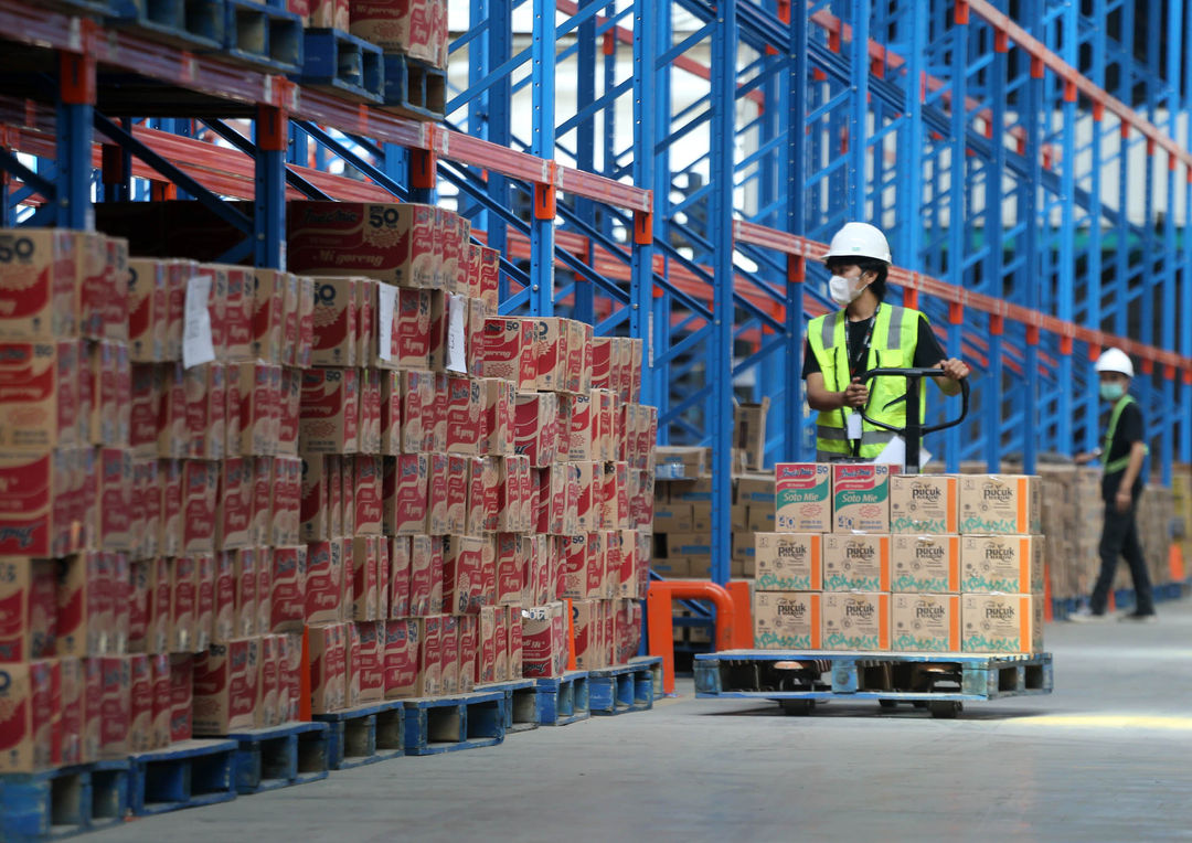 Nampak pekerja sedang memproses pemesanan barang di GOTOKO Warehouse, Karawaci, Tangerang. Dengan strategi Winning in Many Indonesia, GOTOKO fokus terhadap pengembangan secara mendalam untuk menjaga pertumbuhan yang berkelanjutan di wilayah jangkauannya sesuai dengan kebutuhan masing-masing area dan pemilik warung. Rabu 23 November 2022. Foto : Panji Asmoro/TrenAsia