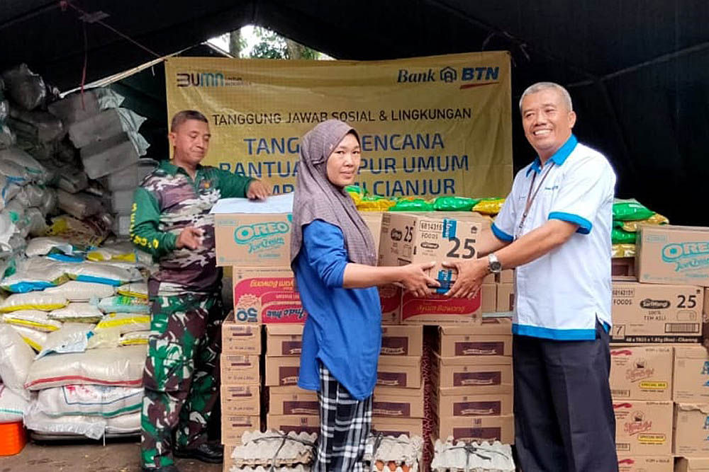 Penyerahan secara simbolis bantuan berupa bahan dapur umum dan sembako dari Bank BTN kepada para korban gemba Cianjur, Rabu 23 November 2022. Foto : Dok BTN
