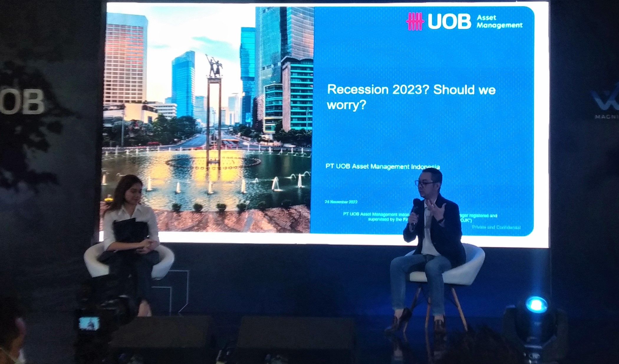 Chief Investment Officer PT UOB Asset Management Indonesia Albert Zebadiah Budiman dalam diskusi bertajuk Resesi 2023: Apakah Perlu Khawatir? yang merupakan bagian dari rangkaian acara UOB Wealth Fair di Gandaria City, Jakarta, Kamis, 24 November 2022. 