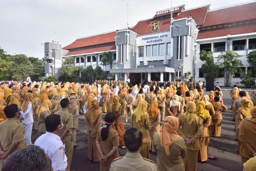 ASN Kota Surabaya upacara di depan Balai Kota Surabaya