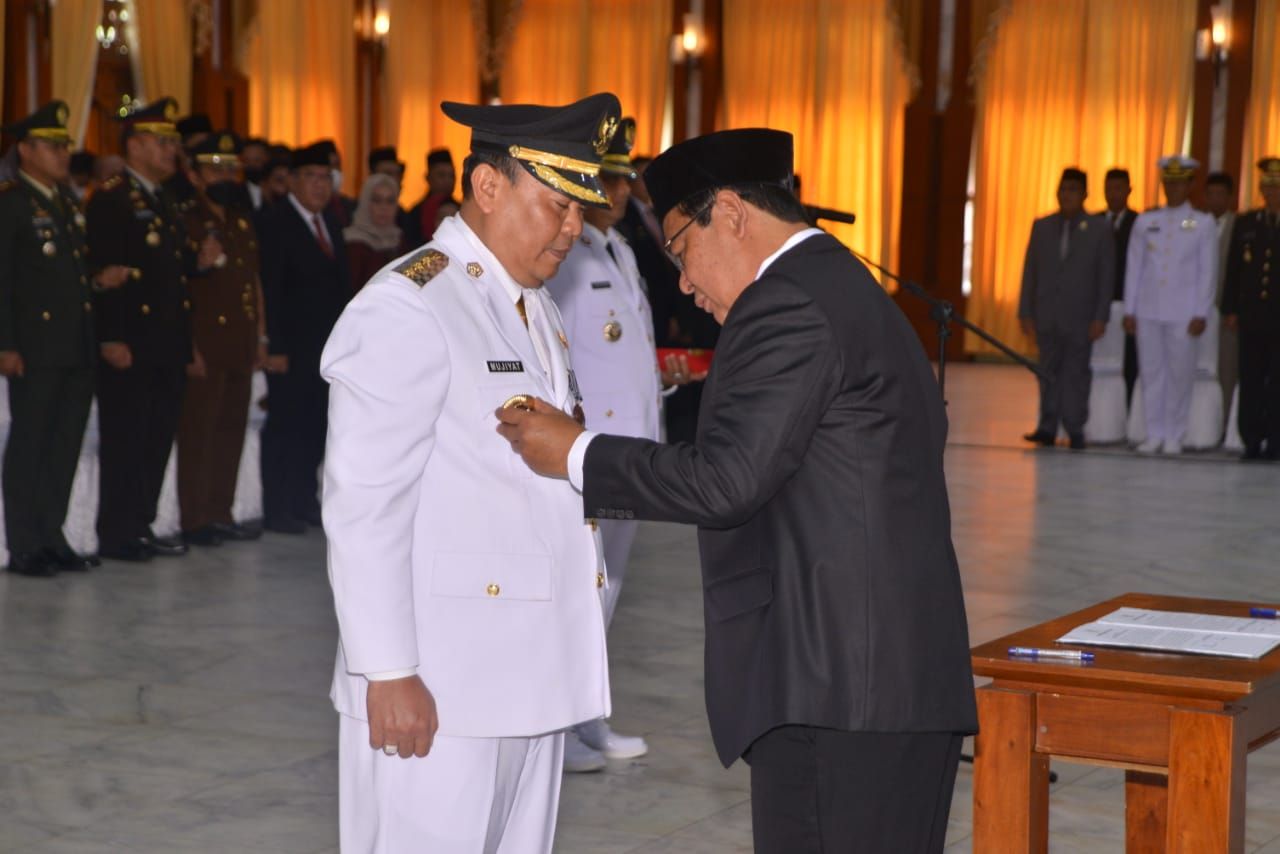 Penjabat Bupati Batola Mujiyat dilantik Gubernur Kalsel Sahbirin Noor di Gedung Mahligai Pancasila. (Foto : Diskominfo Batola)