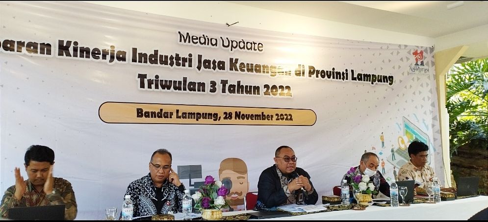 Kepala OJK Lampung Bambang Hermanto (tengah) saat pemaparan kinerja Industri Jasa Keuangan Triwulan III 2022 di Aula Ladang Asri pada Senin, 28 November 2022.