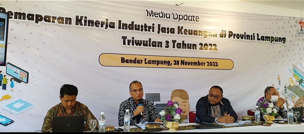 Deputi Direktur Pengawasan Lembaga Jasa Keuangan OJK Lampung, Aprianus John Risnad saat memaparkan kinerja perbankan triwulan III 2022 pada Senin, 28 November 2022.